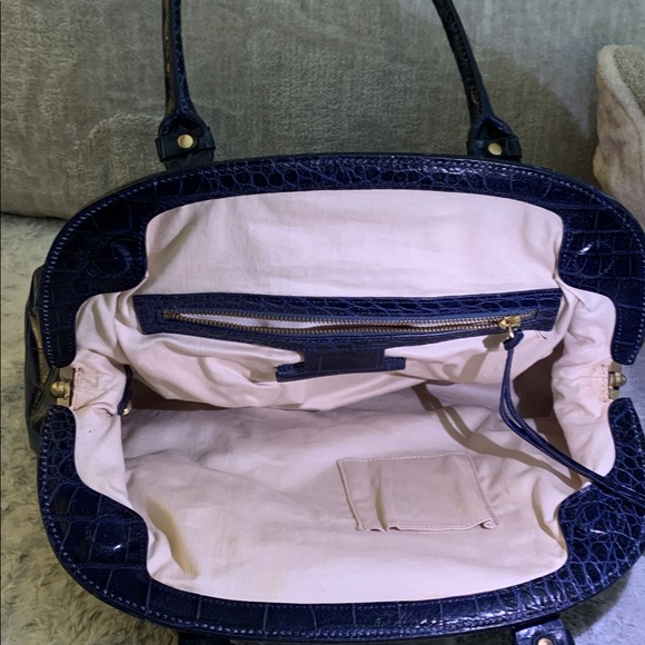 Vintage Alexisuospny elegant navy blue croc-embossed handbag.